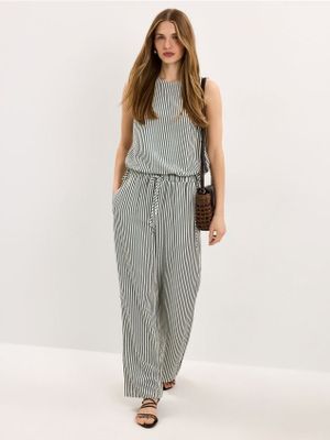 Spodnie damskie casual Mohito ze sklepu: Mohito w kategorii: Spodnie damskie - zdjęcie 55A556F-010-6967_801KD