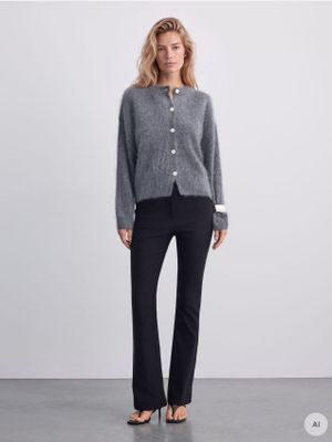 Spodnie damskie casual Mohito ze sklepu: Mohito w kategorii: Spodnie damskie - zdjęcie 55A556F-010-6967_833FG