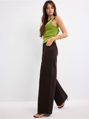 Jeansy damskie w miejskim stylu Mohito ze sklepu: Mohito w kategorii: Jeansy damskie - zdjęcie 55A556F-010-6967_874KN