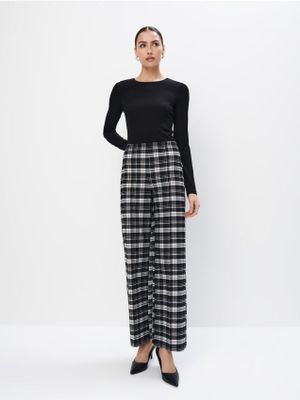 Spodnie damskie Mohito ze sklepu: Mohito w kategorii: Spodnie damskie - zdjęcie 55A556F-010-6967_892BO