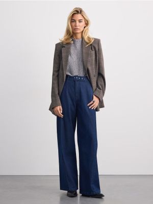 Jeansy damskie w miejskim stylu Mohito ze sklepu: Mohito w kategorii: Jeansy damskie - zdjęcie 55A556F-010-6967_986MC