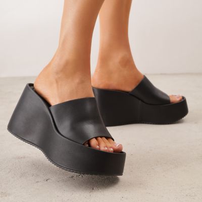 Klapki damskie na lato Renee ze sklepu: renee.pl w kategorii: Klapki damskie - zdjęcie 6BEED23A-9DF-769_407202