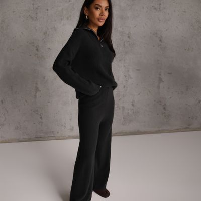 Komplet casual Renee ze sklepu: renee.pl w kategorii: Komplety i garnitury damskie - zdjęcie 6BEED23A-9DF-769_411055
