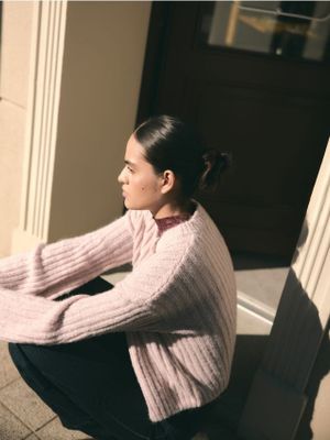 Sweter damski na zimę casual Reserved ze sklepu: Reserved w kategorii: Swetry damskie - zdjęcie 74CCA4C-3C1-6972_242GV