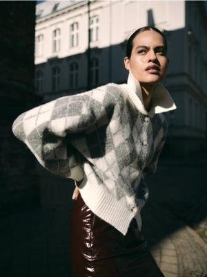 Sweter damski casual Reserved ze sklepu: Reserved w kategorii: Swetry damskie - zdjęcie 74CCA4C-3C1-6972_260GV