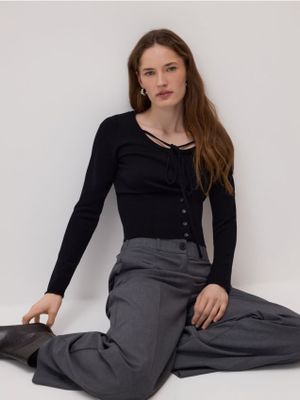 Sweter damski casual Reserved ze sklepu: Reserved w kategorii: Swetry damskie - zdjęcie 74CCA4C-3C1-6972_470HH