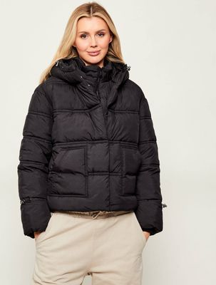 Kurtka damska na jesień Guess ze sklepu: Gomez Fashion Store w kategorii: Kurtki damskie - zdjęcie 874714-BD9-10338_GJ255W000033058