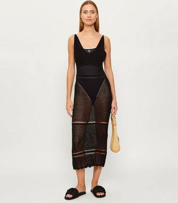 Sukienka dopasowana Guess ze sklepu: Gomez Fashion Store w kategorii: Sukienki - zdjęcie 874714-BD9-10338_GW262W000031046