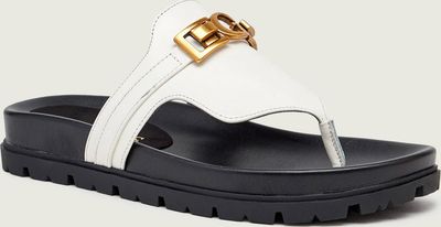 Klapki damskie na lato Guess ze sklepu: Gomez Fashion Store w kategorii: Klapki damskie - zdjęcie 874714-BD9-10338_GU262W000206255