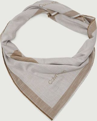 Szalik/chusta Calvin Klein ze sklepu: Gomez Fashion Store w kategorii: Szaliki i chusty damskie - zdjęcie 874714-BD9-10338_CK262W000056E20