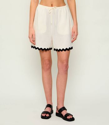 Szorty casual HUGO ze sklepu: Gomez Fashion Store w kategorii: Szorty - zdjęcie 874714-BD9-10338_BU262W000038115
