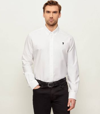 Koszula męska z kołnierzykiem button down na wiosnę AMI Paris ze sklepu: Gomez Fashion Store w kategorii: Koszule męskie - zdjęcie 874714-BD9-10338_AI262M000002011