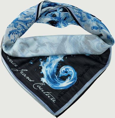 Szalik/chusta Versace Jeans Couture ze sklepu: Gomez Fashion Store w kategorii: Szaliki i chusty damskie - zdjęcie 874714-BD9-10338_VR262W000009A48