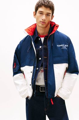 Kurtka męska w stylu młodzieżowym na wiosnę Tommy Jeans ze sklepu: Gomez Fashion Store w kategorii: Kurtki męskie - zdjęcie 874714-BD9-10338_TM262M000138072
