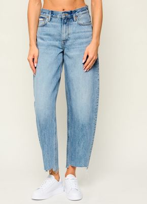 Calvin Klein Jeans - Jeansy damskie w miejskim stylu na wiosnę ze sklepu: Gomez Fashion Store w kategorii: Jeansy damskie - zdjęcie 874714-BD9-10338_CJ265W00005959E