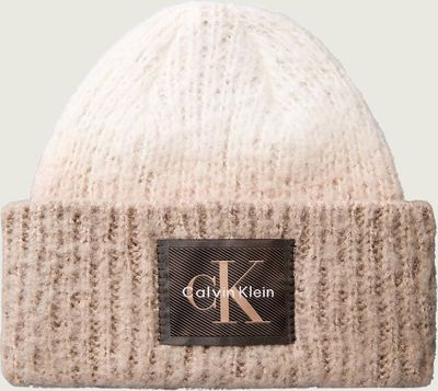 Czapka zimowa damska Calvin Klein ze sklepu: Gomez Fashion Store w kategorii: Czapki zimowe damskie - zdjęcie 874714-BD9-10338_CK265W00005816V
