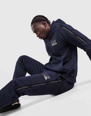 Spodnie męskie w stylu młodzieżowym Emporio Armani ze sklepu: JD Sports  w kategorii: Spodnie męskie - zdjęcie 9C9C4A-9AA-13709_AF103777M002795UB102