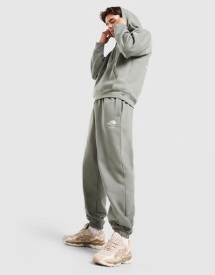 Spodnie męskie jesienne sportowe The North Face ze sklepu: JD Sports  w kategorii: Spodnie męskie - zdjęcie 9C9C4A-9AA-13709_NF0A8P24C4G1