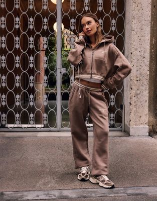 Spodnie damskie na jesień New Balance ze sklepu: JD Sports  w kategorii: Spodnie damskie