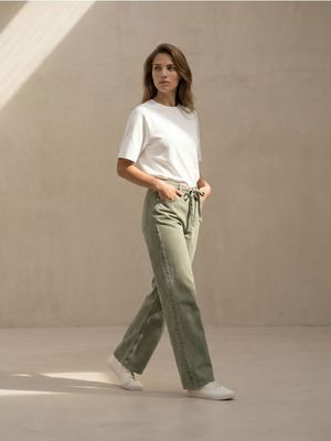 Jeansy damskie casualowe Sinsay ze sklepu: Sinsay w kategorii: Jeansy damskie - zdjęcie CC22A15-4CA-6968_002JS