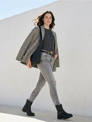 Jeansy damskie na wiosnę Sinsay ze sklepu: Sinsay w kategorii: Jeansy damskie - zdjęcie CC22A15-4CA-6968_876FI