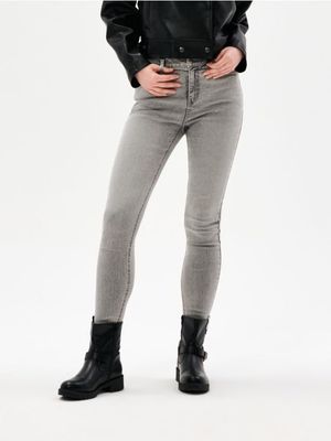 Jeansy damskie w miejskim stylu Sinsay ze sklepu: Sinsay w kategorii: Jeansy damskie - zdjęcie CC22A15-4CA-6968_900GY