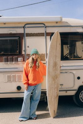 Bluza damska casualowa Surf Inc. ze sklepu: Surf Inc w kategorii: Bluzy damskie - zdjęcie WP-ADS-UGZXOURBE_1493