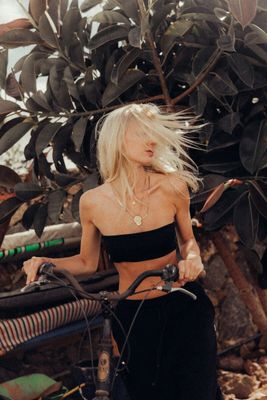 Bluzka damska w stylu boho Surf Inc. ze sklepu: Surf Inc w kategorii: Bluzki damskie - zdjęcie WP-ADS-UGZXOURBE_376
