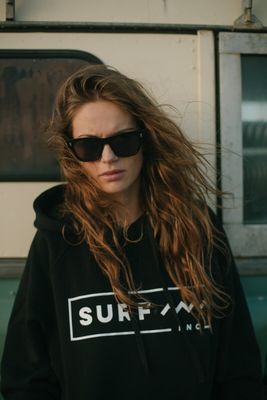 Bluza damska jesienna Surf Inc. ze sklepu: Surf Inc w kategorii: Bluzy damskie - zdjęcie WP-ADS-UGZXOURBE_54