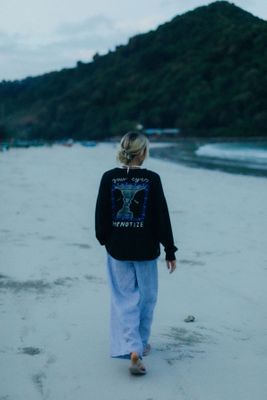 Bluzka damska na jesień Surf Inc. ze sklepu: Surf Inc w kategorii: Bluzki damskie - zdjęcie WP-ADS-UGZXOURBE_894