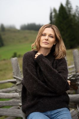Sweter damski AWAMA ze sklepu: Cudmoda w kategorii: Swetry damskie - zdjęcie WP-ADS-ZJHDFTVFS_32374