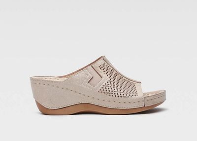 Klapki damskie letnie Clara Barson ze sklepu: ccc.eu w kategorii: Klapki damskie - zdjęcie WP-CCC-G202M-SEF_5904862774206