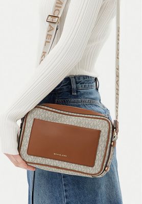 Listonoszka elegancka Michael Kors ze sklepu: eobuwie.pl w kategorii: Listonoszki - zdjęcie WP-EBWP-9KUZS-09B_0197853299481