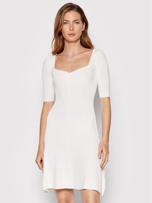 Sukienka prosta Guess ze sklepu: MODIVO w kategorii: Sukienki - zdjęcie WP-EBWP-BKLVO-LN0_0000300773444