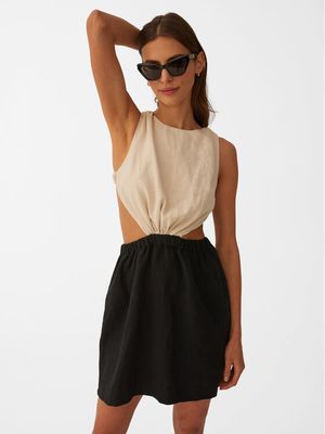 Sukienka casualowa Undress Code ze sklepu: MODIVO w kategorii: Sukienki - zdjęcie WP-EBWP-BKLVO-LN0_0000302910656
