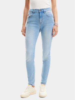 Jeansy damskie w miejskim stylu Desigual ze sklepu: MODIVO w kategorii: Jeansy damskie - zdjęcie WP-EBWP-BKLVO-LN0_0000303776190