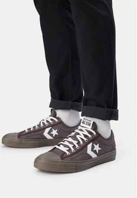 Trampki męskie wiosenne Converse ze sklepu: MODIVO w kategorii: Trampki męskie - zdjęcie WP-EBWP-BKLVO-LN0_0000304833151