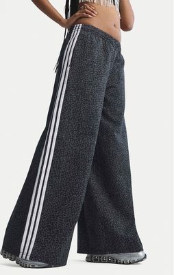 Jeansy damskie adidas ze sklepu: MODIVO w kategorii: Jeansy damskie - zdjęcie WP-EBWP-BKLVO-LN0_0000305712295
