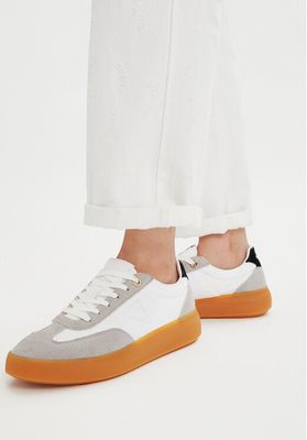 Buty sportowe damskie na wiosnę Guess ze sklepu: MODIVO w kategorii: Buty sportowe damskie - zdjęcie WP-EBWP-BKLVO-LN0_0000305818089