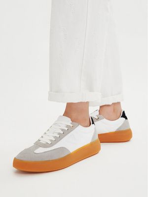 Buty sportowe damskie na wiosnę Guess ze sklepu: MODIVO w kategorii: Buty sportowe damskie - zdjęcie WP-EBWP-BKLVO-LN0_0000305818089