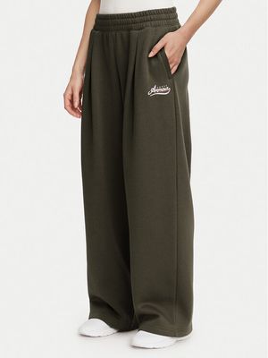 Spodnie damskie w sportowym stylu Under Armour ze sklepu: MODIVO w kategorii: Spodnie damskie - zdjęcie WP-EBWP-BKLVO-LN0_0000306042353