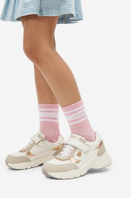 Buty sportowe dziecięce na wiosnę Guess ze sklepu: MODIVO w kategorii: Buty sportowe dziecięce - zdjęcie WP-EBWP-BKLVO-LN0_5906751791530