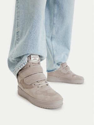Buty sportowe damskie na wiosnę Guess Jeans ze sklepu: MODIVO w kategorii: Buty sportowe damskie - zdjęcie WP-EBWP-BKLVO-LN0_5907964641575